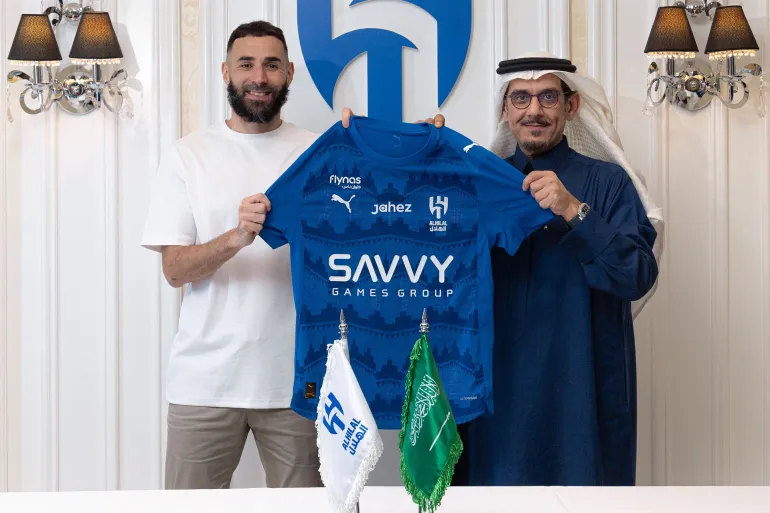 أعلن نادي الهلال السعودي رسمياً انضمام النجم الفرنسي كريم بنزيمة إلى صفوفه قادماً من نادي الاتحاد، في صفقة تُعد من أبرز التحولات في سوق الانتقالات بالدوري السعودي للمحترفين.